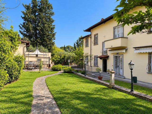 Case e ville in vendita di 420 m² in Via Iacopone da Todi
