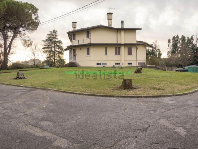 Case e ville in vendita di 420 m² in Via IV Novembre