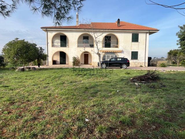 Case e ville in vendita di 420 m² in Via Osca