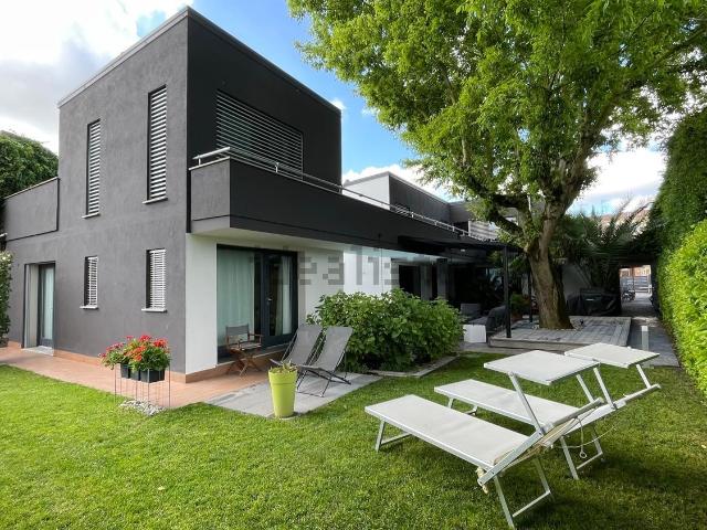 Case e ville in vendita di 420 m² in Via Otello Putinati