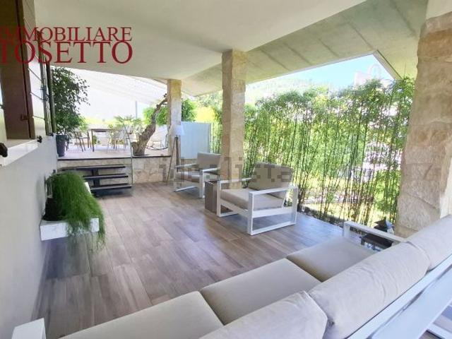 Case e ville in vendita di 420 m² in Via Monte Castellaro, 92