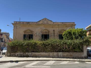 Case e ville in vendita di 420 m² in Via Principe di Palagonia, 143