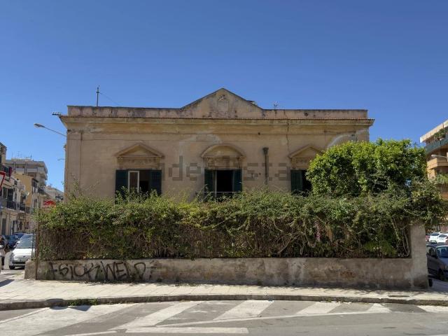 Case e ville in vendita di 420 m² in Via Principe di Palagonia, 143