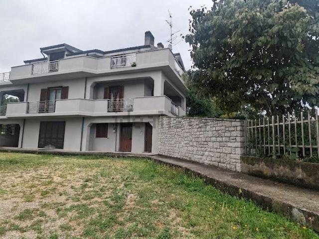 Case e ville in vendita di 420 m² in Via rosselli, 27