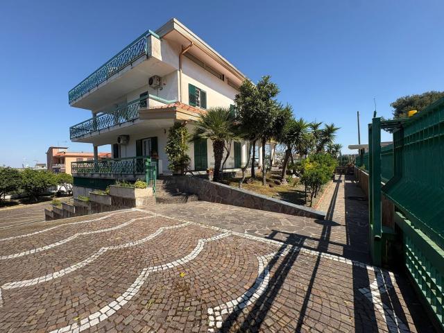 Case e ville in vendita di 420 m² in Via Ugo Foscolo