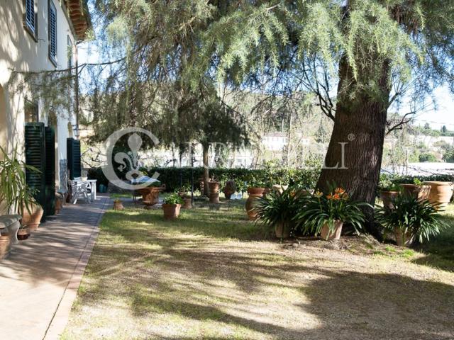 Case e ville in vendita di 420 m² in Piazza Buondelmonti, 1