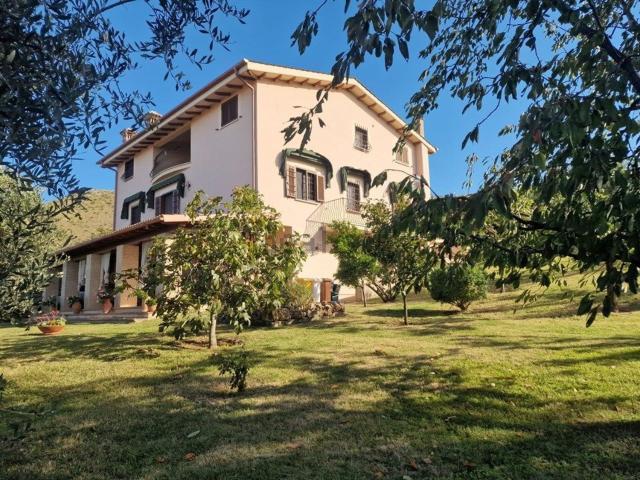Case e ville in vendita di 421 m² in Via Carlo Linneo
