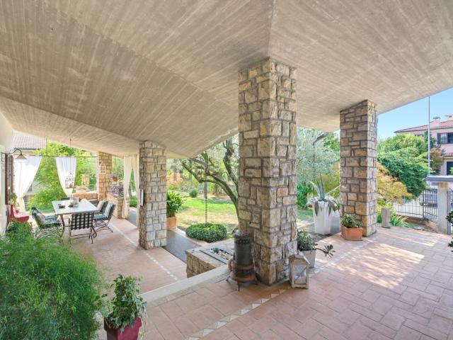Case e ville in vendita di 421 m² in Via A. Gramsci, 10