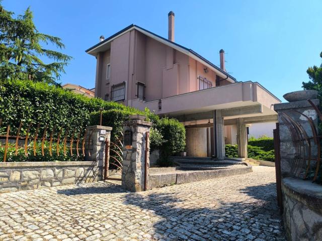 Case e ville in vendita di 421 m² in Via delle Civitelle, 12