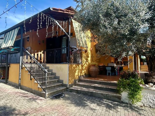 Case e ville in vendita di 422 m² in Via delle Grotte