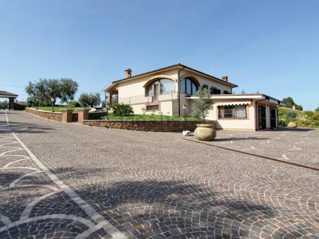 Case e ville in vendita di 422 m² in Via Salaria