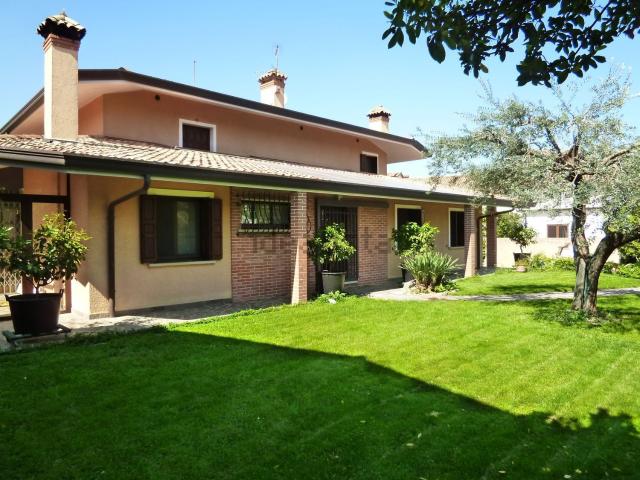 Case e ville in vendita di 422 m² in Via Volontari della Libertà, 10