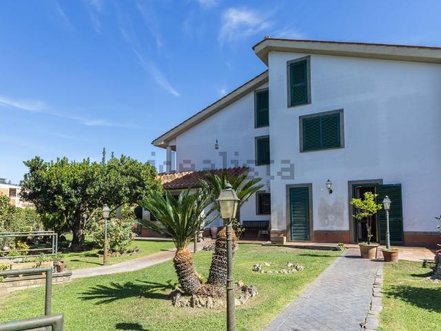 Case e ville in vendita di 422 m² in Largo Giuseppe Passarelli