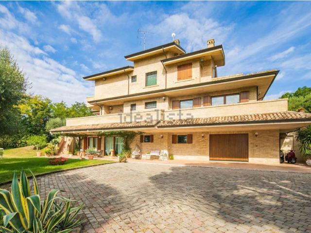 Case e ville in vendita di 423 m²