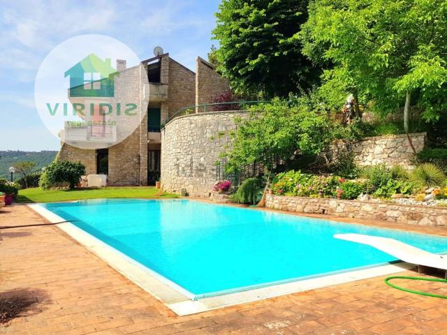 Case e ville in vendita di 423 m² in Via Colli Euganei, 8