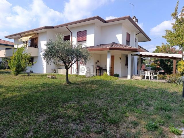 Case e ville in vendita di 424 m² in Via Puccini, 30