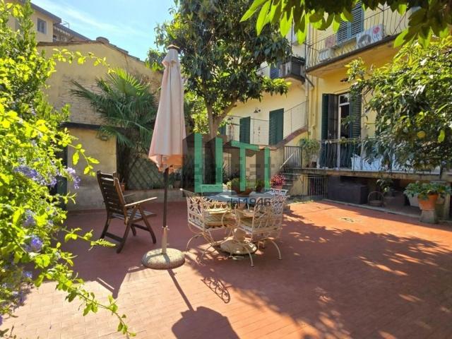 Case e ville in vendita di 425 m² in Via Coluccio Salutati