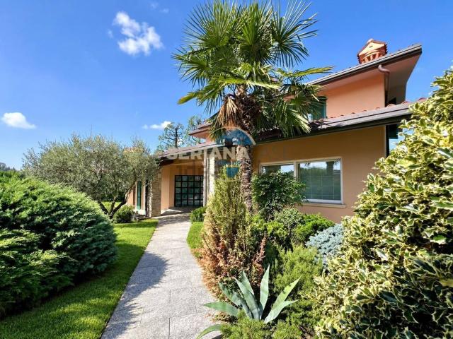 Case e ville in vendita di 425 m² in Via Cesare Battisti