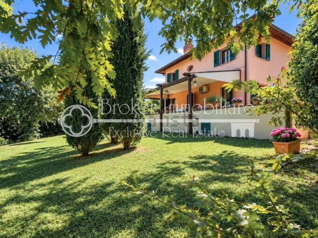 Case e ville in vendita di 425 m² in Via Pier delle Vigne