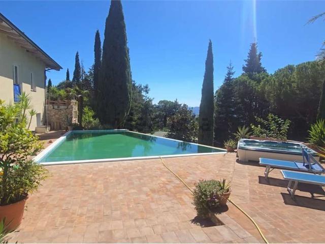 Case e ville in vendita di 426 m² in Via del Colle