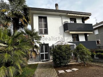 Case e ville in vendita di 426 m² in Via Monte Rosa