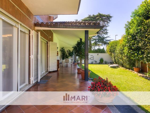 Case e ville in vendita di 427 m² in Via Edgardo Negri, 104