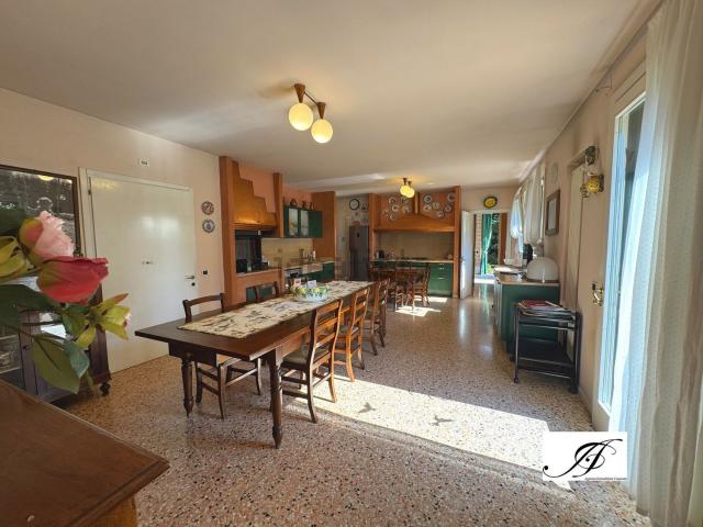 Case e ville in vendita di 428 m² in Via Barco