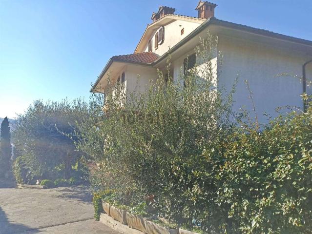 Case e ville in vendita di 428 m² in Via Montebianco, 80