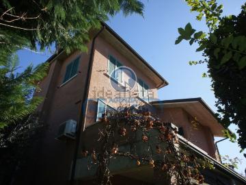 Case e ville in vendita di 429 m² in Via Gaetano Donizetti, 42