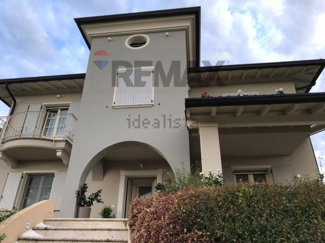 Case e ville in vendita di 430 m² in Via Aldo Moro, 39