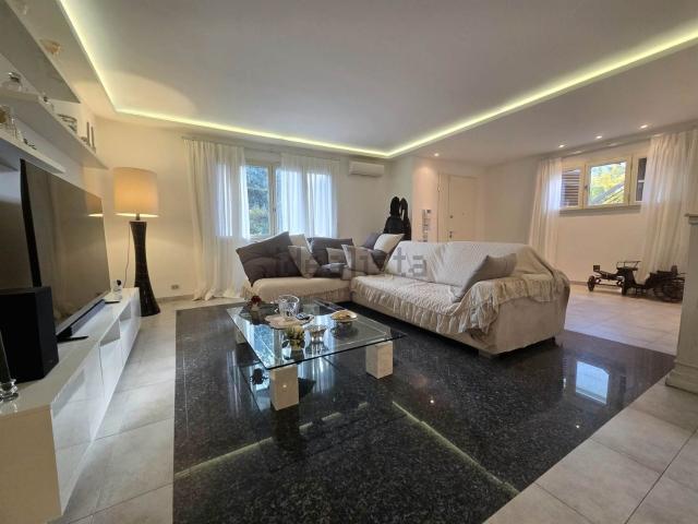 Case e ville in vendita di 430 m² in Via Arrigo Boito, 40