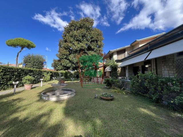 Case e ville in vendita di 430 m² in Via Aurelia Sud, 343