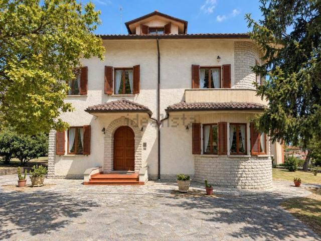 Case e ville in vendita di 430 m² in Via d&apos Arezzo, 71