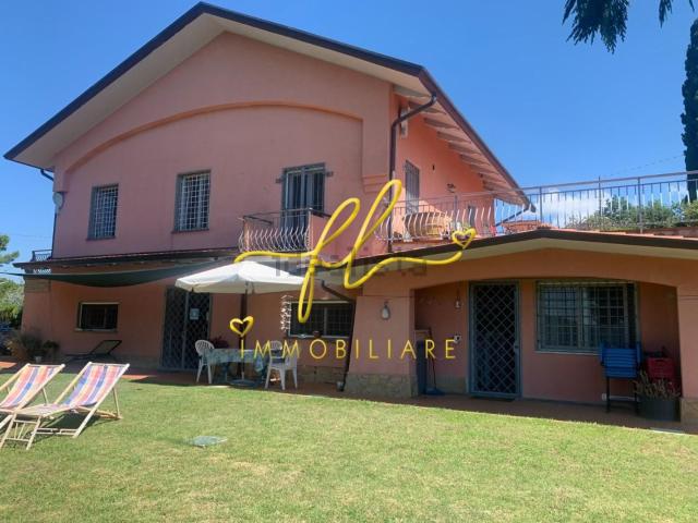 Case e ville in vendita di 430 m² in Via Montecchio