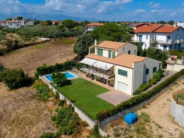 Case e ville in vendita di 430 m² in Via delle Croci, 96