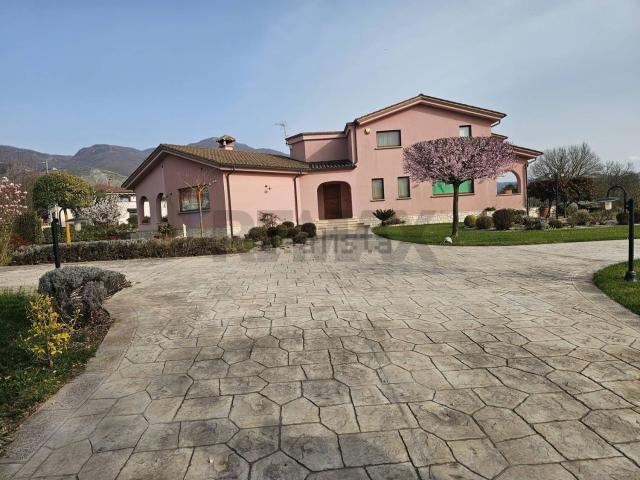 Case e ville in vendita di 430 m² in Via Fossa Cerasa