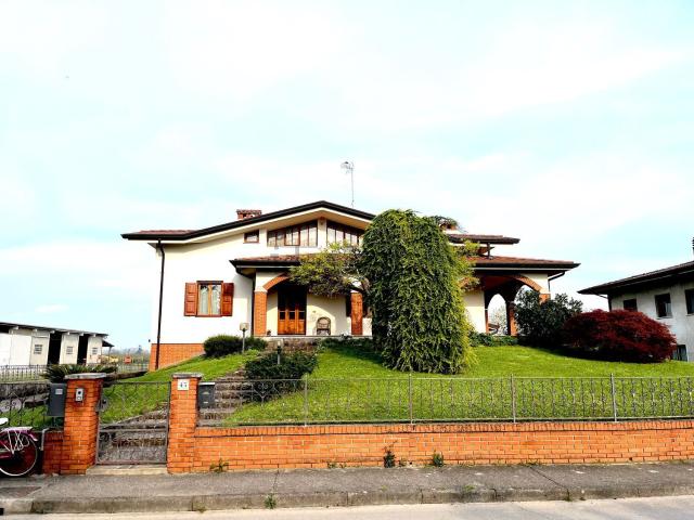 Case e ville in vendita di 430 m² in Via Indipendenza, 45
