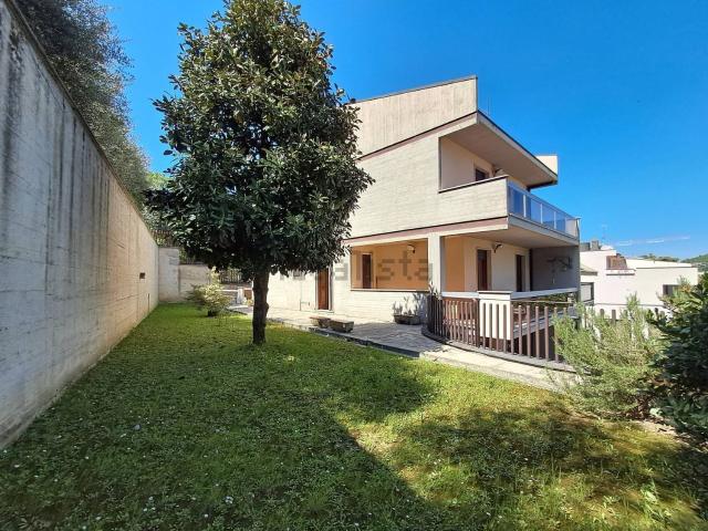 Case e ville in vendita di 430 m² in Via Messina
