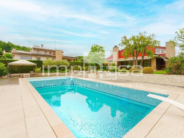Case e ville in vendita di 431 m² in Via Rorè