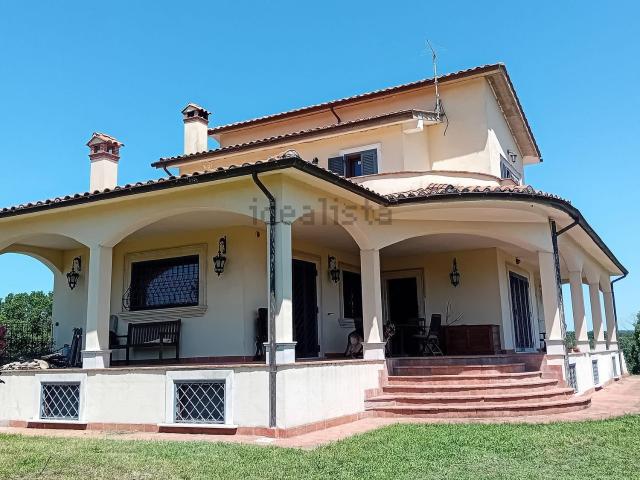 Case e ville in vendita di 432 m² in Via Amerina