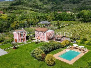 Case e ville in vendita di 432 m² in Via Ziro