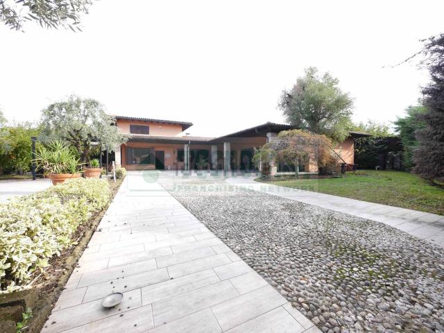 Case e ville in vendita di 434 m² in Via Caduti, 2
