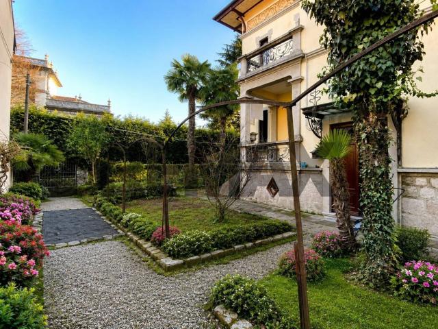 Case e ville in vendita di 434 m² in Via G. Carcano, 2