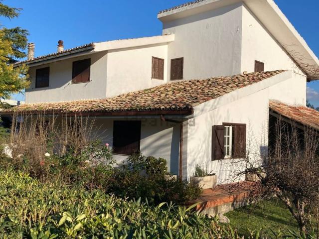 Case e ville in vendita di 434 m² in Via Folco Ruffo Di Calabria