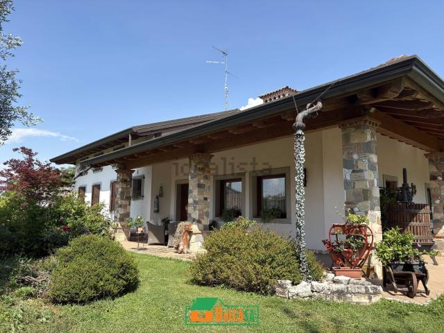 Case e ville in vendita di 435 m² in Via Antonini, 18