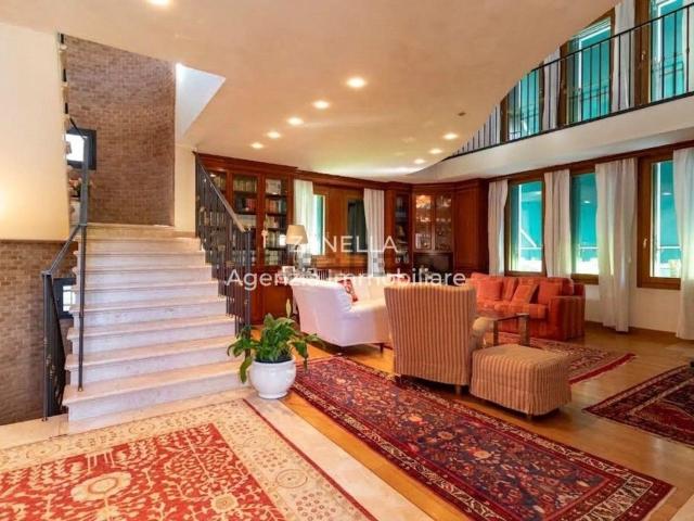 Case e ville in vendita di 435 m² in Via Bella Venezia