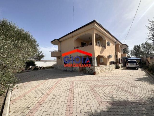 Case e ville in vendita di 435 m² in Via Roma, 43