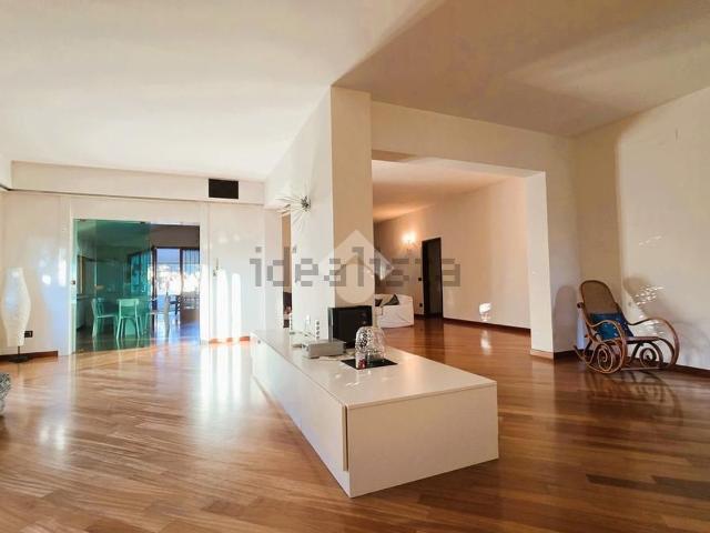 Case e ville in vendita di 435 m² in Via Roma, 5