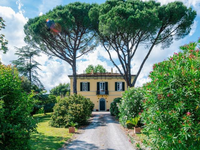 Case e ville in vendita di 436 m² in Via delle muricciole, 276