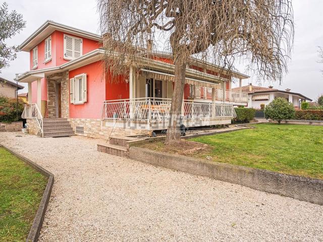 Case e ville in vendita di 437 m² in Via Bassa, 7